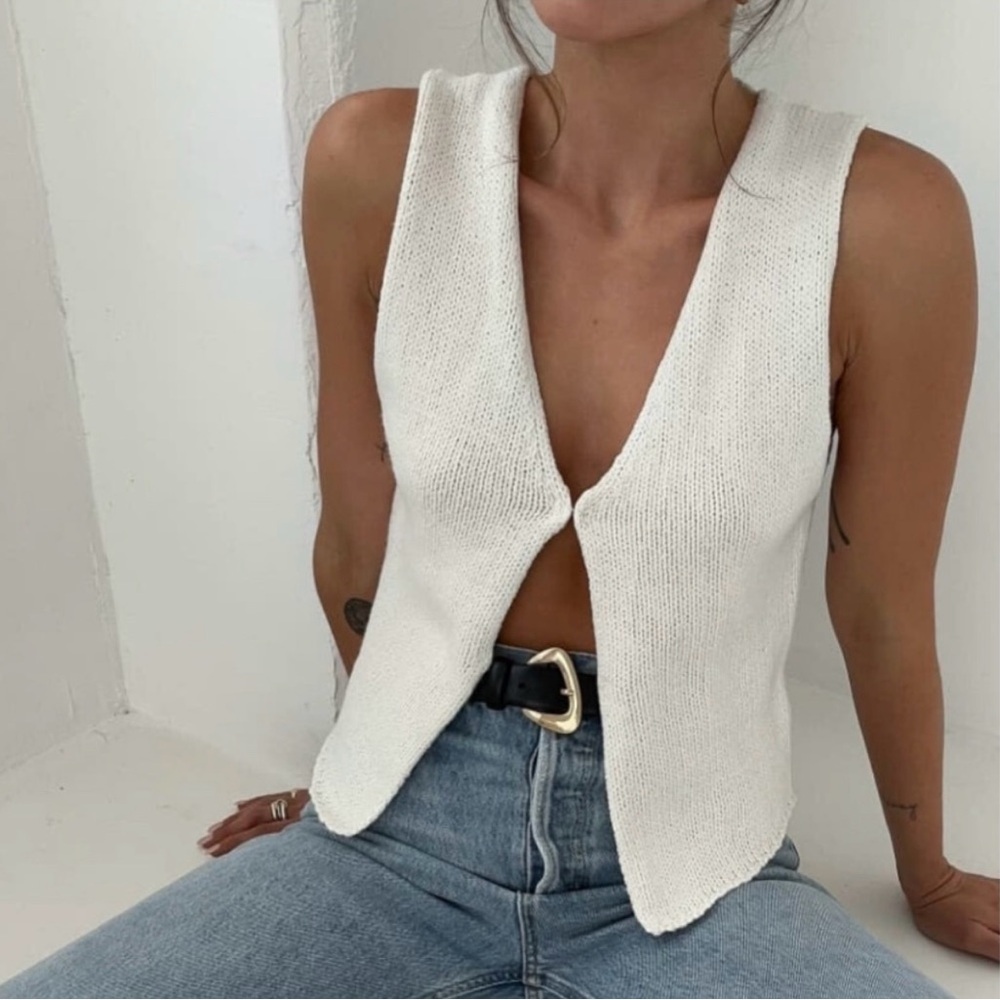 Elegant White Sleeveless Top - Picture 4 of 8